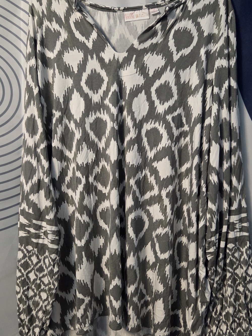Belle by Kim Gravel Gray & White Patterned Women's V-Neck Top